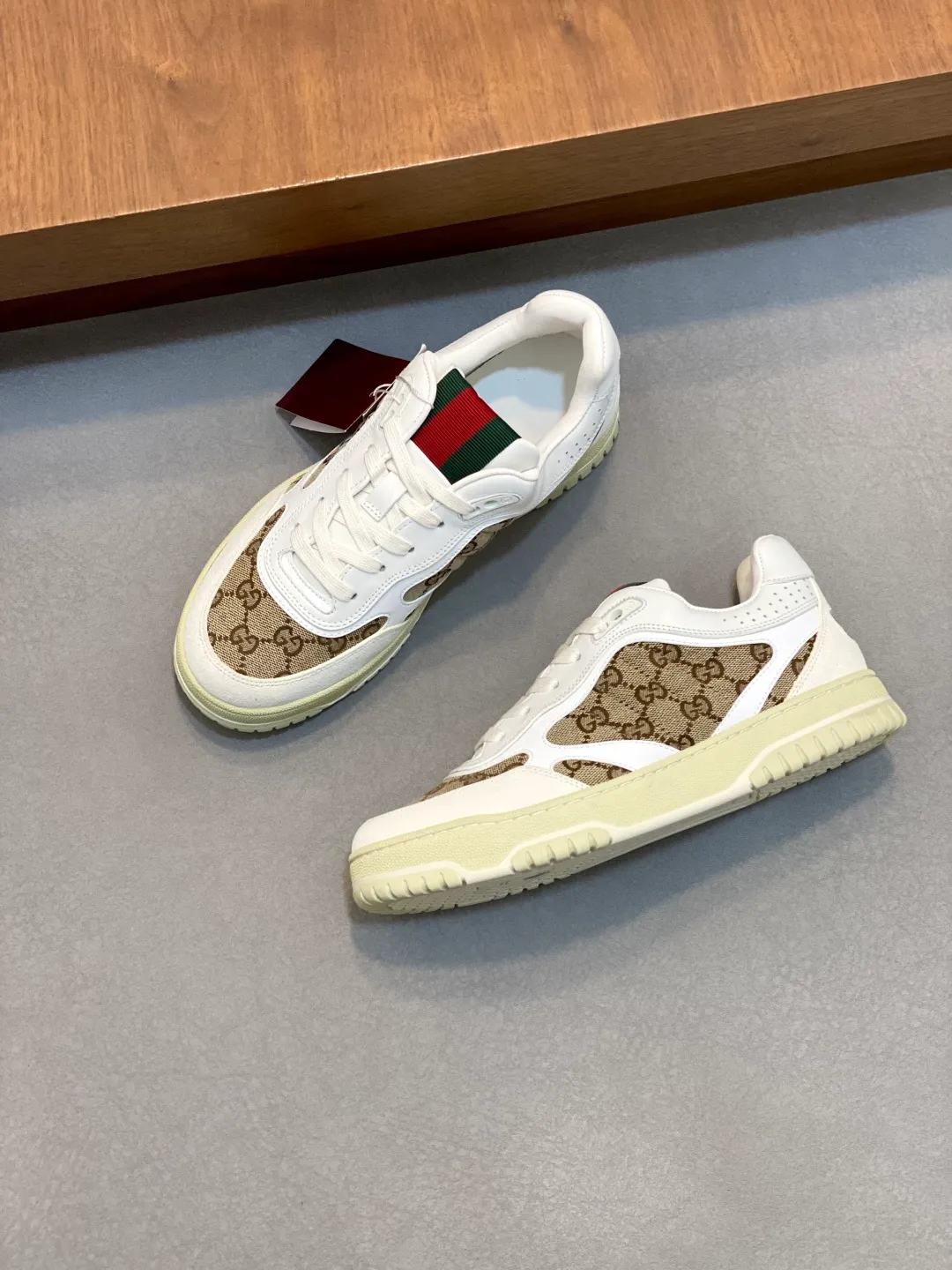 Men's Shoes 💰660 𝐆𝐮𝐜𝐜𝐢 𝐑𝐞-𝐖𝐞𝐛 As the first sneaker created by Sabato De Sarno for Gucci, the Re-Web series reinterprets the brand's classic stripes and sets off the modern silhouette design with bold and unique details. These shoes are crafted from white leather. This new sneaker is ingeniously decorated with many of the brand's classic details, and is equipped with a bright red and green webbing tongue, which will make people fall in love at first sight. White leather treated with a special process for softness and luster, with an embossed grainy texture. Script Gucci logo and interlocking G web label with Interlocking G and script Gucci logo. Rubber outsole with interlocking G detail eyelets. Web tongue. Size: 39-44 (customized for sizes 38 and 45)